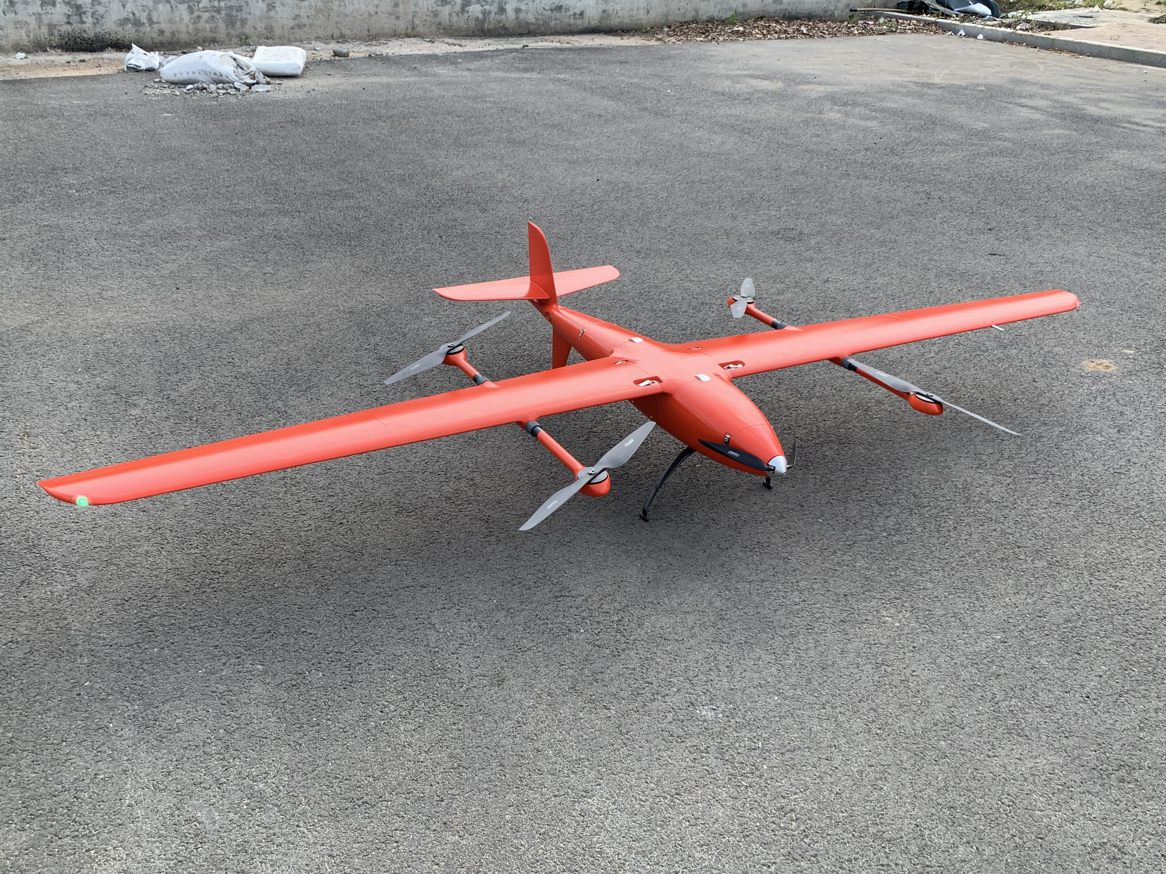 大飛機航攝(左)<a href='http://m.i5mall.com/typearticle/330-1.html' target='_blank' title='無人機航攝'><strong>無人機航攝</strong></a>(右)